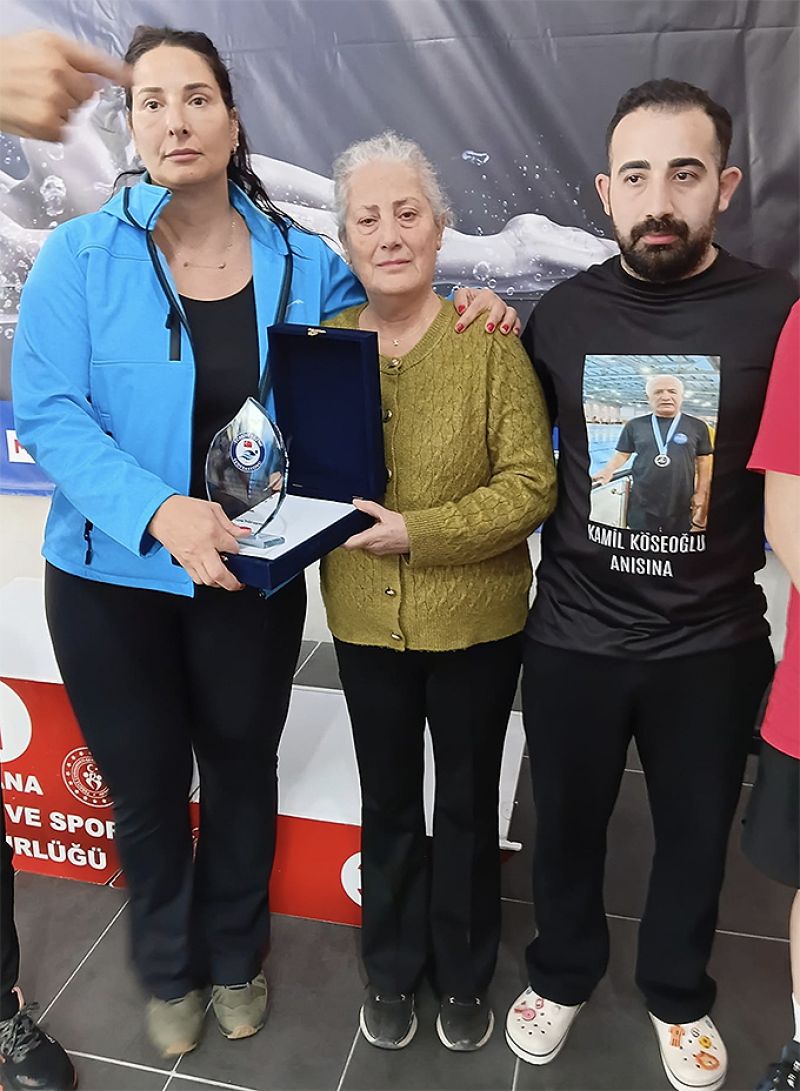 Nilgün Köseoğlu ve yüzücü oğlu Firuz Köseoğlu'na günün anısına plaket verildi.jpg